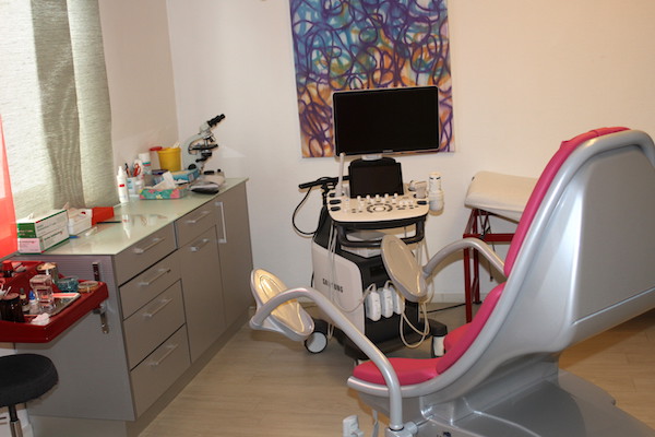 Unser Behandlungszimmer mit Ultraschall